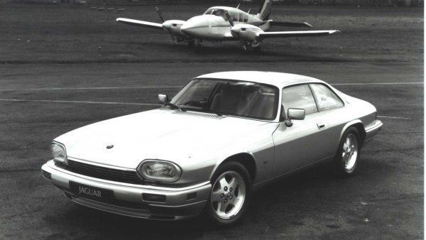 Красивият Jaguar XJS по-късно е достъпен с по-малко цилиндри, но през 1975 г. започва със славен 5,3-литров V12 двигател. Това дава възможност на новото купе да се движи с лекота и да се представя завидно добре срещу други европейски V12 от неговата епоха. Всъщност, този двигател с алуминиев блок идва от V12, предназначен първоначално за състезателния XJ13.